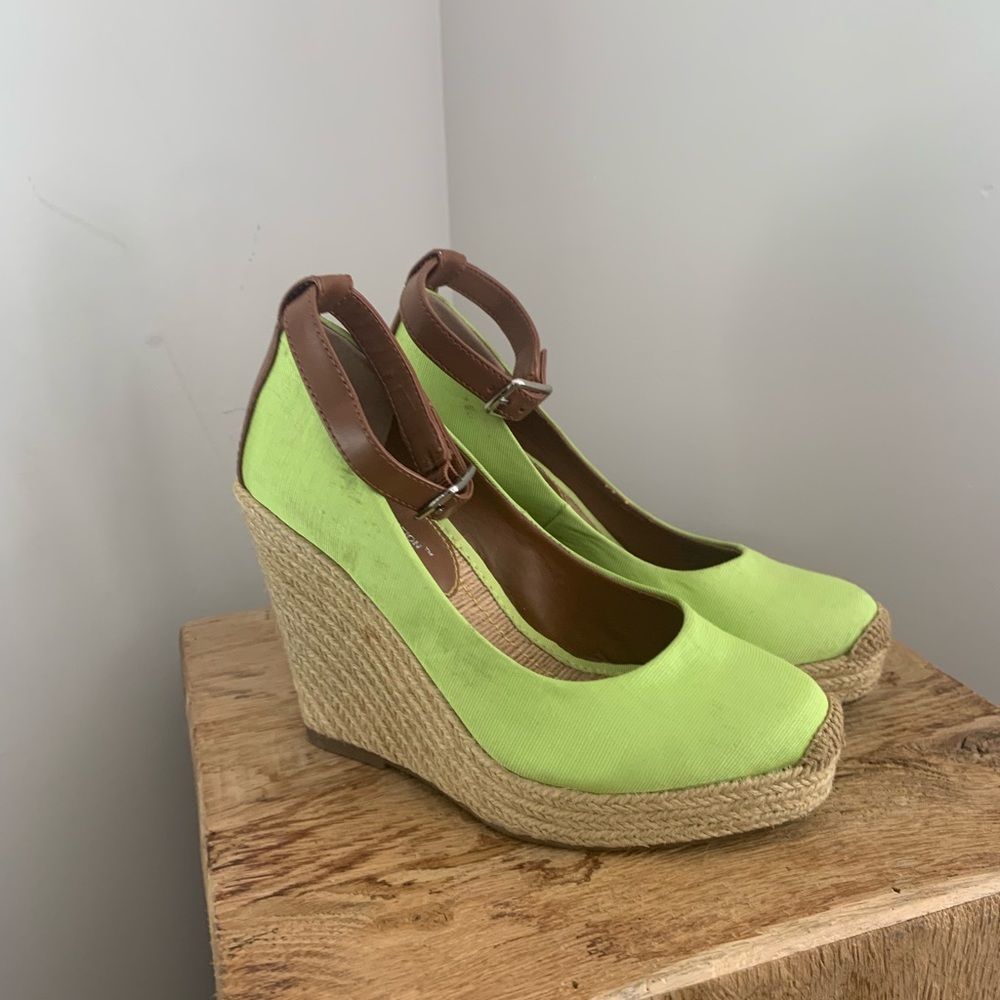BCBG LIME WEDGE ESPADRILLES Size 6.5